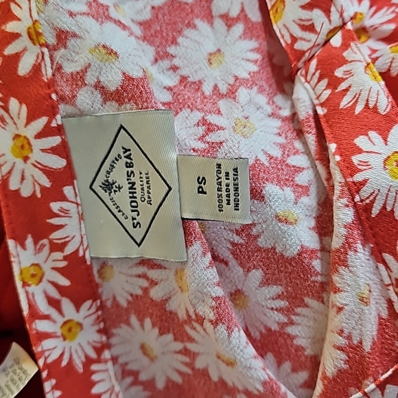St. John's Bay Petites 3/4 Sleeve Blouse Red Daisy Print Size PS NWT - Picture 7 of 9